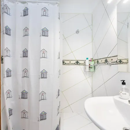 Home2book Serene & Pool, Escape *