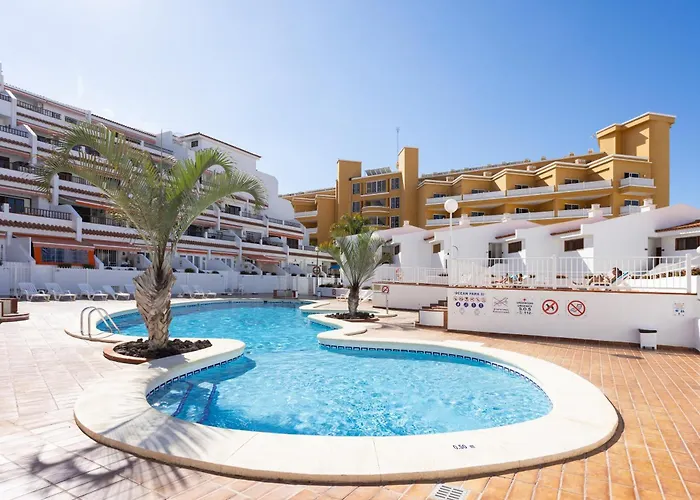 Home2book Serene & Pool, Escape *